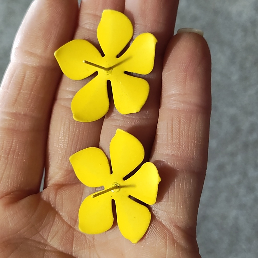 VINTAGE FLORAL YELLOW METAL GOLD-TONE DROP POST 1.3" EARRINGS - Picture 2 of 9